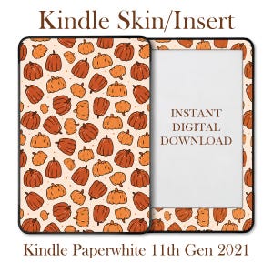 Puede incluir: Una funda o inserto para Kindle Paperwhite 11.ª generación 2021 con un patrón repetitivo de calabazas naranjas y marrones sobre un fondo crema claro. El texto INSTANT DIGITAL DOWNLOAD está impreso en marrón en el centro de la pantalla.