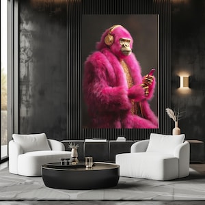 Op de afbeelding: Een groot canvasdoek met een gorilla in een felroze bontjas, een gouden koptelefoon en een roze smartphone. Het gezicht en de handen van de gorilla zijn goudkleurig. Het kunstwerk wordt getoond in een moderne woonkamer.