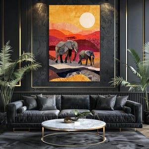Op de afbeelding: Een groot, ingelijst canvas kunstwerk dat een Afrikaanse savanne scène uitbeeldt. Twee olifanten lopen over een gestructureerd landschap onder een heldere zon. Het kunstwerk gebruikt warme tinten oranje, rood en goud, met een zwart frame.