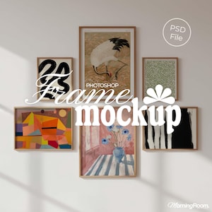 Puede incluir: Una colección de impresiones artísticas enmarcadas en varios estilos, incluyendo abstracto, floral y una ilustración de grúa. Los marcos son de un tono de madera cálido, y la obra de arte se muestra contra una pared blanca. La imagen incluye el texto "Frame mockup" y "PSD File".