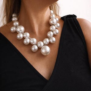 Collier de perles épaisses, bijoux tendance surdimensionnés, collier moderne et élégant pour femme