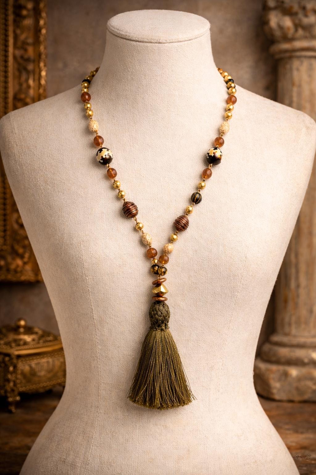 Modi per indossare una collana di perle lunga