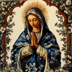 Può includere: Una piastrella decorativa in ceramica con l'illustrazione centrale di una figura con le mani giunte in preghiera, che indossa un velo e una veste blu con motivi floreali. La figura è incorniciata da un arco decorato con fiori bianchi.
