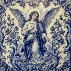 Può includere: Una piastrella in ceramica quadrata con un'illustrazione blu e bianca di un angelo con grandi ali. L'angelo è centrato, circondato da intricati bordi a volute floreali. Il design utilizza un classico pigmento blu su sfondo bianco.