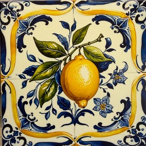 Può includere: Una piastrella in ceramica quadrata con un limone giallo centrale, foglie verdi e piccoli fiori blu. Il design è incorniciato da motivi decorativi a volute blu e gialle su uno sfondo color crema, creando un bordo simmetrico.