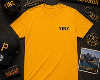 Steeler Gold besticktes T-Shirt mit YINZ-Schriftzug in Schwarz (linke Brustseite) | Pittsburgher Yinzer-T-Shirt | Stolz auf die Stahlstadt | Pittsburgher Sprüche
