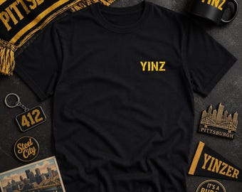 Schwarzes T-Shirt mit YINZ-Stickerei in Goldfaden (linke Brustseite) | Pittsburgher Yinzer-T-Shirt | Stolz auf die Stahlstadt | Pittsburgher Sprüche