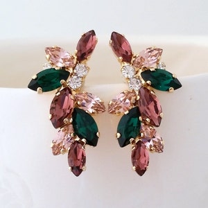 Puede incluir: Un par de pendientes de oro con un racimo de cristales rosas, verdes y burdeos en forma de marquesa.