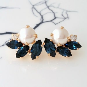 Pearl navy blue earrings,Navy blue Bridal earrings,Pearl Bridal Cluster earrings,Bridal Pearl blue Earrings,Pearl blue Bridesmaids gift,
