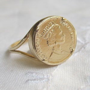 Gold coin Ring, Coin ring,  Vintage ring, Signet ring, statement ring, coin ring, Queen Elizabeth's coin ring, retro ring