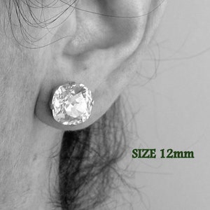 Puede incluir: Primer plano de una oreja con un pendiente de cristal transparente. El pendiente tiene un tama&ntilde;o de 12 mm. SIZE 12mm est&aacute; escrito en verde debajo del pendiente.