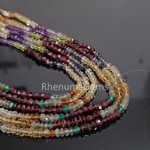 Puede incluir: Primer plano de múltiples hilos de cuentas de piedras preciosas en varios colores, incluyendo amarillo, morado, verde y rojo. Las cuentas son pequeñas y facetadas, creando un efecto brillante. Los hilos están dispuestos muy juntos.