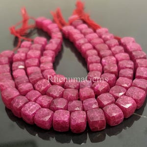 Könnte beinhalten: Rustikales Holzschild mit dem Text "Welcome to our home" in handschriftlichem Stil. Das Schild hat eine Used-Optik und ein schlichtes, einladendes Design, ideal für eine Veranda oder einen Eingangsbereich.