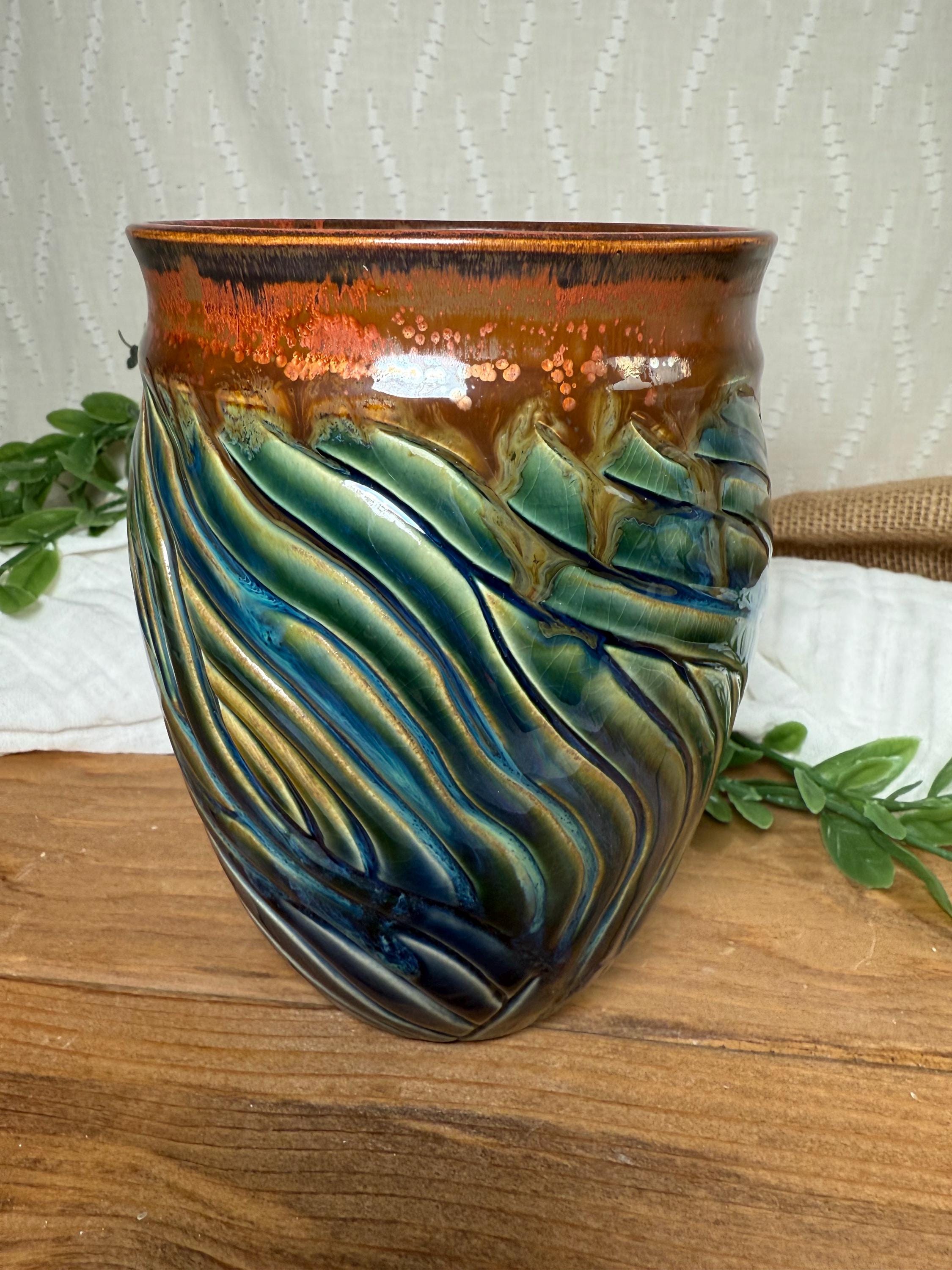 渦巻くエバーグレーズの彫刻が施された陶器の花瓶 - Etsy 日本