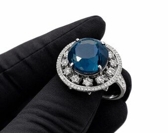 Pierścionek z diamentową aureolą i niebieskim topazem londyńskim | Srebro próby 925, rozmiar US 10
