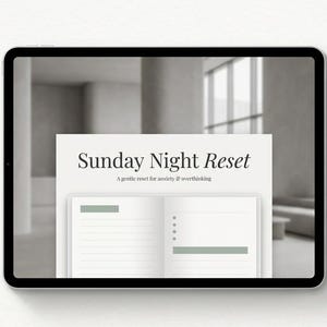 Peut inclure: Une tablette numérique affiche une page de journal avec le texte "Sunday Night Reset" et "A gentle reset for anxiety & overthinking". La page de journal a un design minimaliste avec des accents vert clair et des pages lignées, suggérant un focus sur le bien-être mental.