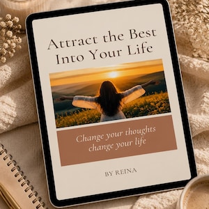 Peut inclure: Une tablette numérique affiche le texte "Attract the Best Into Your Life" avec une image d'une personne les bras tendus dans un champ. Le texte "Change your thoughts change your life" et "BY REINA" sont également visibles. Une bougie allumée, un stylo et une tasse de café sont également dans l'image.