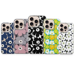 Op de afbeelding: Vijf telefoonhoesjes met bloempatronen. De hoesjes hebben verschillende kleuren, waaronder marineblauw, roze, grijs, zwart, geel en wit. De bloemmotieven zijn gedurfd en grafisch, met een moderne uitstraling.