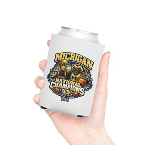Funda para enfriador de latas de baloncesto para aficionados, campeones nacionales de Michigan 2026 imagen 3