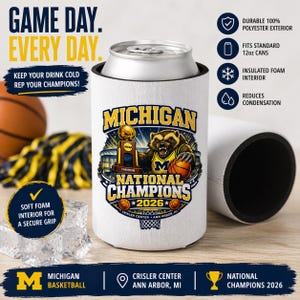 Puede incluir: Un enfriador de latas blanco con un dise&ntilde;o de baloncesto de los Michigan Wolverines. El dise&ntilde;o incluye un oso sosteniendo una pelota de baloncesto, las palabras "Michigan National Champions 2026" y el texto "Game Day. Every Day."