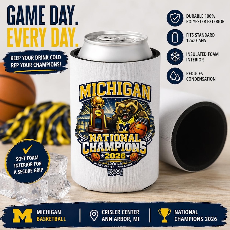 Puede incluir: Un enfriador de latas blanco con un dise&ntilde;o de baloncesto de los Michigan Wolverines. El dise&ntilde;o incluye un oso sosteniendo una pelota de baloncesto, las palabras "Michigan National Champions 2026" y el texto "Game Day. Every Day."