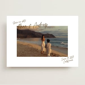 Puede incluir: Una taza de cerámica blanca con un asa negra y el texto "But First, Coffee" en negrita negra. La taza está sobre un fondo borroso. La taza mide aproximadamente 10 cm de altura.