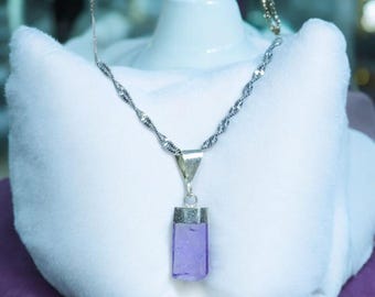 Colar com pingente de cristal de ametista, pedra natural roxa com propriedades curativas, joia boho espiritual feita à mão.