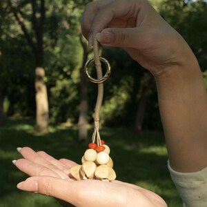 Japandi vävd väsknyckelband, boho handväskshänge, skallra i naturmaterial, hantverksmässig förlängd nyckelring, varm jordnära bildekor - långt snöre