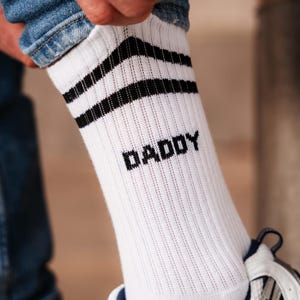 Daddy Socken für Herren | Bio-Baumwoll-Sportsocken mit Schriftzug | Lustige Tennissocken – ideales Geschenk für Papas und junge Väter