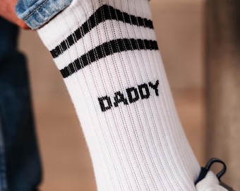 Daddy Socken für Herren | Bio-Baumwoll-Sportsocken mit Schriftzug | Lustige Tennissocken – ideales Geschenk für Papas und junge Väter
