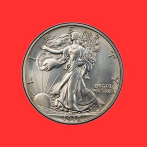 Könnte beinhalten: Eine silberne Walking Liberty Half Dollar Münze von 1918. Die Münze zeigt Lady Liberty, die auf die Sonne zugeht und Zweige hält, mit den Worten "IN GOD WE TRUST". Die Münze ist vor rotem Hintergrund.