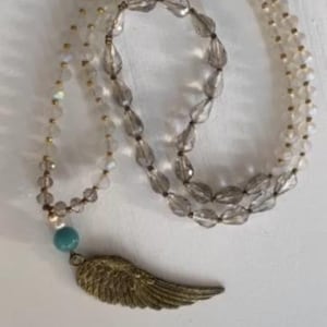 Collar Largo Blanco con Cristales Facetados · Collar Boho Elegante con Ala Dorada