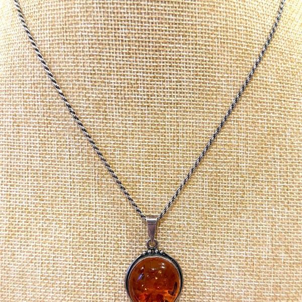 Collar vintage con colgante de ámbar engastado en plata de ley / Ámbar natural con inclusiones / Joyería de época
