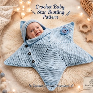Peut inclure: Une gigoteuse étoile pour bébé en crochet bleu clair avec une capuche, trois boutons foncés sur le côté et une petite applique ours bleu. Le texte indique Crochet Baby Star Bunting Pattern et Instant Digital Download par ShirtCraftedStore.