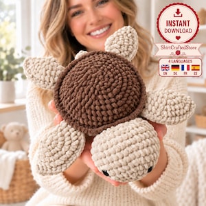 Puede incluir: Un juguete de peluche de tortuga hecho a ganchillo con un caparazón circular marrón oscuro y cabeza y aletas de color beige claro. El hilo texturizado crea una apariencia suave y en bucle. El juguete tiene ojos negros y es un patrón digital.