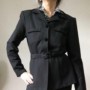 Vintage 1980s Office Jacket Casual Business City Triangles Black notched collar pocket velvet trim S/M Decadencefashion womenswear