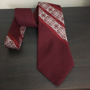 Vintage 1970s Necktie Wide Mod Floral Red Silver White Suit Accessory Decadencefashion Menswear