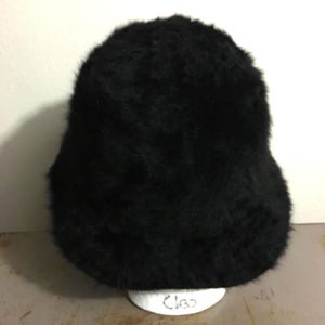 Op de afbeelding: Een set van drie keramische mokken met een gespikkelde, matte afwerking. De mokken zijn in cr&egrave;me, lichtgrijs en donkergrijs. Elke mok heeft een eenvoudig, minimalistisch ontwerp.