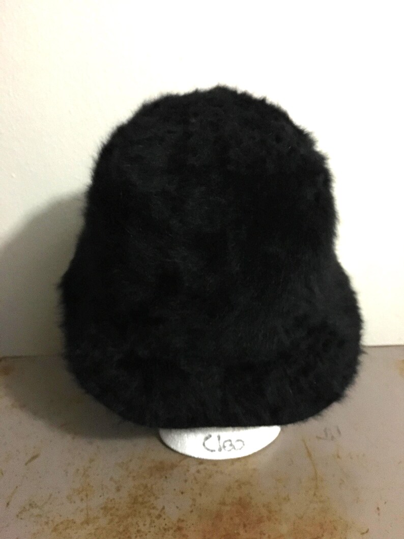 Op de afbeelding: Een set van drie keramische mokken met een gespikkelde, matte afwerking. De mokken zijn in cr&egrave;me, lichtgrijs en donkergrijs. Elke mok heeft een eenvoudig, minimalistisch ontwerp.