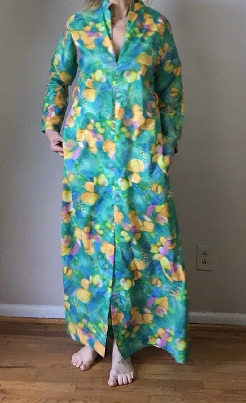 Decadence Fashion Vintage 1970s Robe Pastel Floral Boho Maxi Lounge Dress 70s Hippie Mod MuuMuu Flower Watercolor Print Long Sleeve Small s