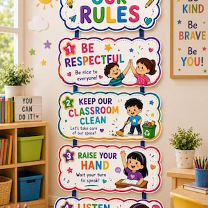 Könnte beinhalten: Ein vertikaler Wandbehang mit fünf bunten Schildern, die den Text Our Rules, Be Respectful, Keep Our Classroom Clean, Raise Your Hand und Listen When Others Are Talking tragen, verziert mit Cartoon-Illustrationen von Kindern und Symbolen.