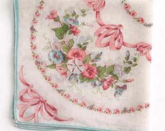Pañuelo antiguo con estampado floral y lazos de cinta rosa – Textil romántico de estilo rústico de los años 30