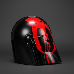 Op de afbeelding: Zwarte helm met een glanzende afwerking, voorzien van een opvallend rood grafisch ontwerp. De helm heeft een vizier en zijdetails, tegen een donkergrijze achtergrond.
