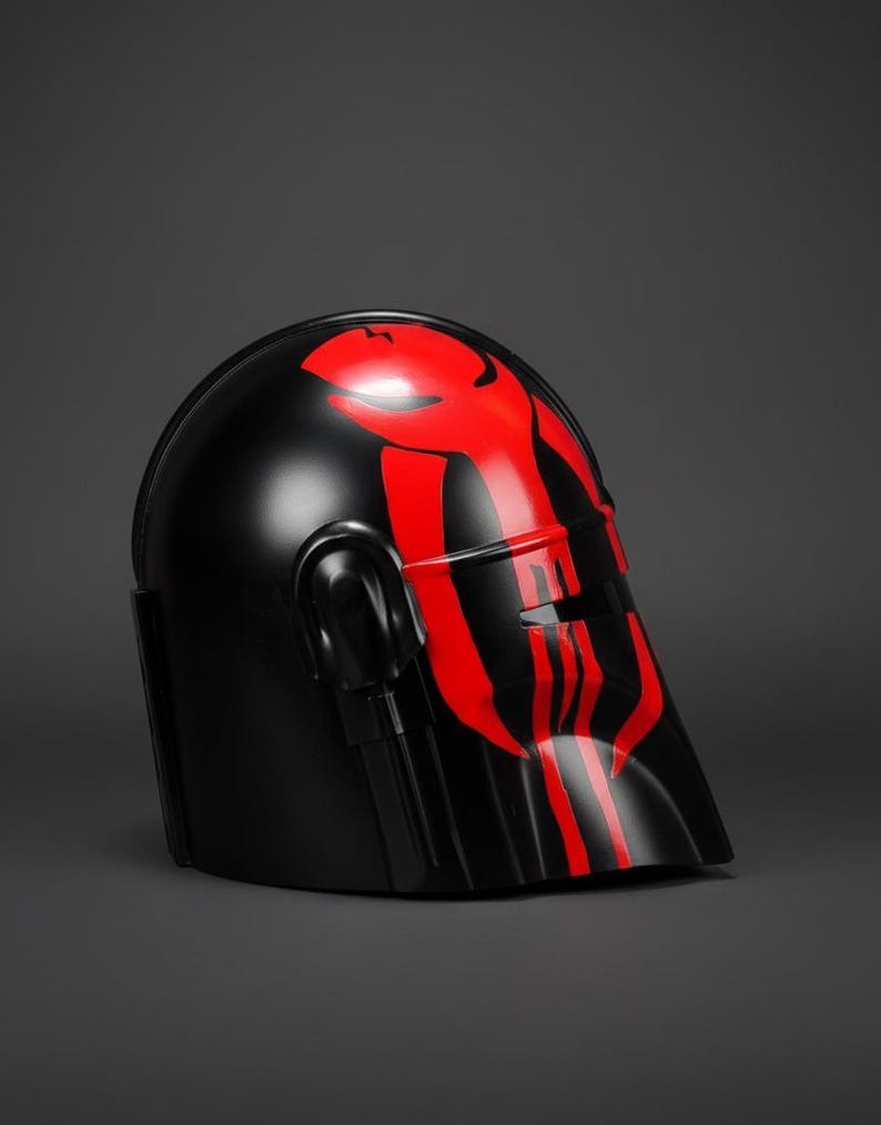 Op de afbeelding: Zwarte helm met een glanzende afwerking, voorzien van een opvallend rood grafisch ontwerp. De helm heeft een vizier en zijdetails, tegen een donkergrijze achtergrond.