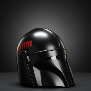 Op de afbeelding: Een glanzende zwarte helm met een vizier en een reeks rode verticale strepen aan de linkerbovenkant. De helm heeft een strak, futuristisch ontwerp, waarschijnlijk voor cosplay of tentoonstellingen.