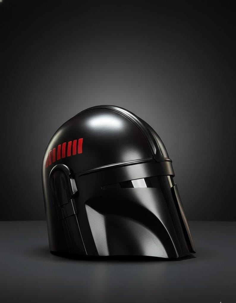 Op de afbeelding: Een glanzende zwarte helm met een vizier en een reeks rode verticale strepen aan de linkerbovenkant. De helm heeft een strak, futuristisch ontwerp, waarschijnlijk voor cosplay of tentoonstellingen.