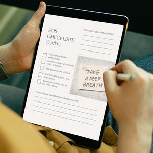 Könnte beinhalten: Ein Tablet mit einer Checkliste mit der Aufschrift "SOS CHECKLISTE (3 MIN)". Ein Haftzettel auf dem Bildschirm lautet "TAKE A DEEP BREATH". Die Person trägt ein gelbes Hemd und blaue Jeans.