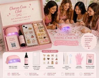 Puede incluir: Un kit de bricolaje para fundas de teléfono en una caja rosa con la etiqueta Charm Case Club. Incluye una mini lámpara UV, una botella de resina UV, una funda transparente, dijes de metal, pinzas, un palito, un vaso, guantes y un código QR.