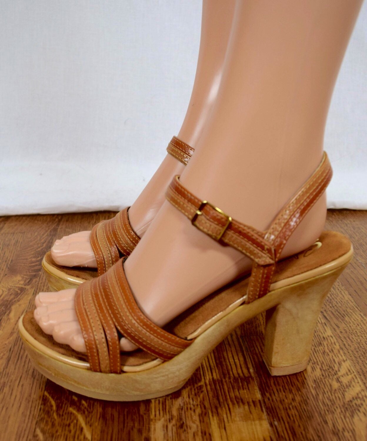 Nos Vintage 1970�s Women�s SBICCA Woodgrain Brown Leather