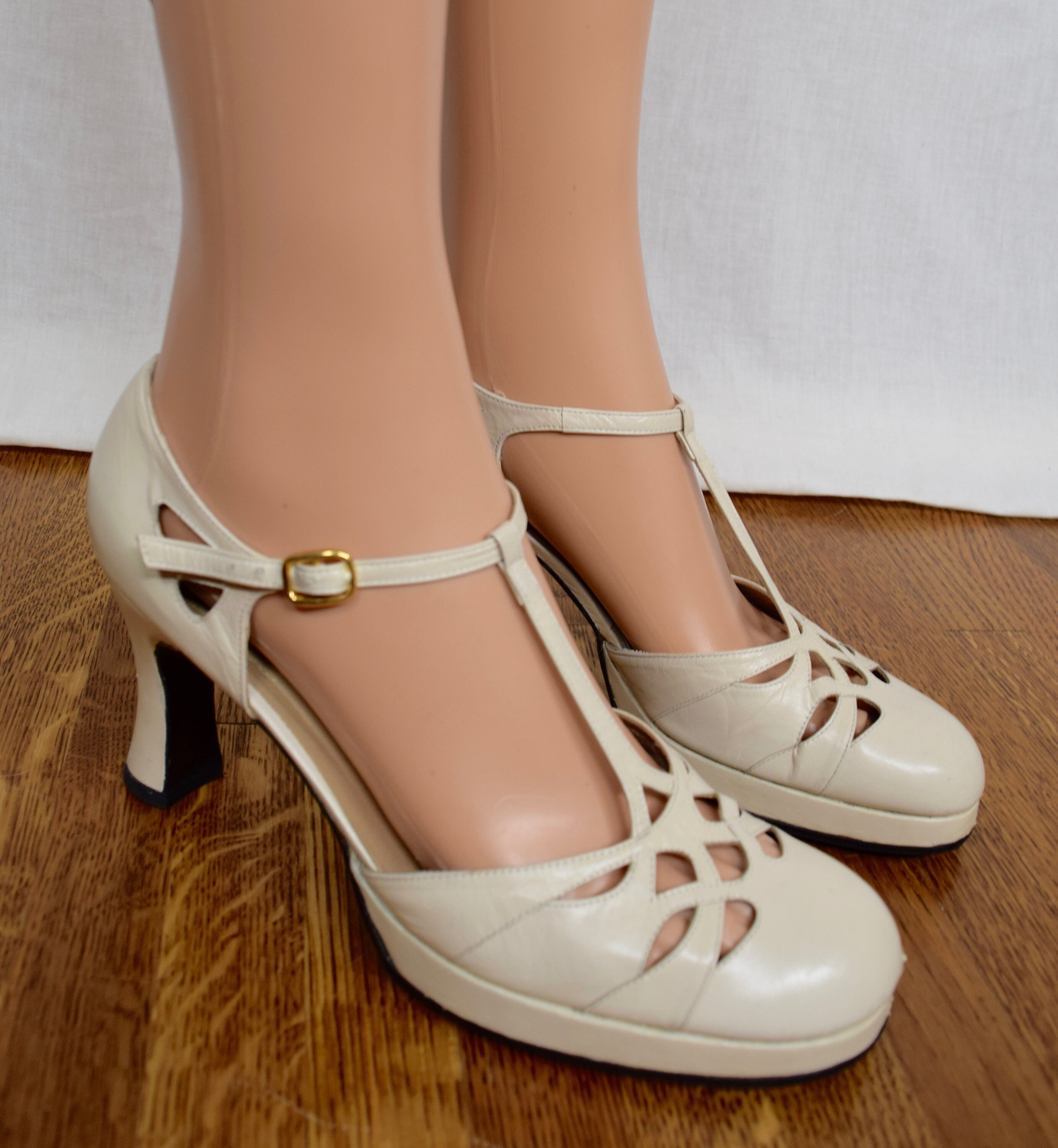 Vintage 1990�s STUART WEITZMAN Women�s Ivory Art Deco